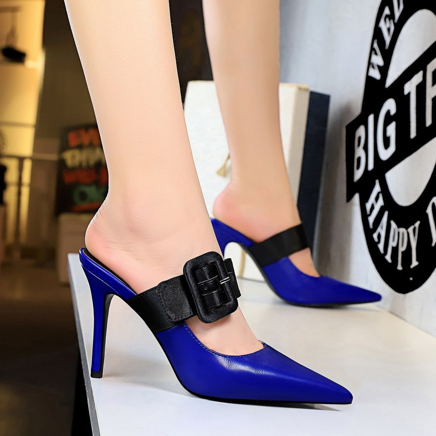 Women's slippers with belt buckle on pointed toe