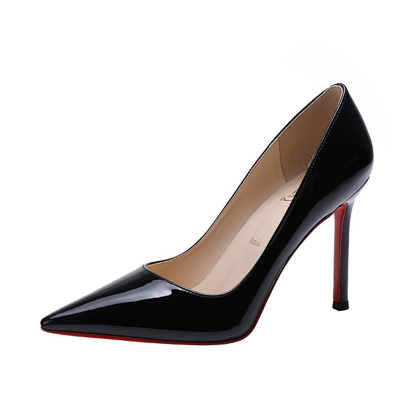 Chaussures à talon fin en cuir verni noir et semelle rouge